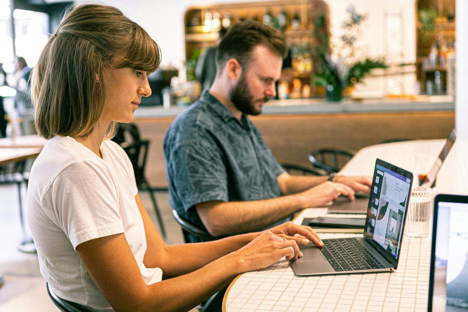 woman-using-laptop-sx2b